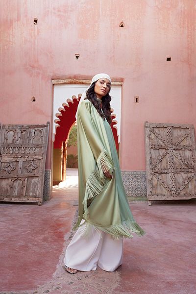 Trendyol Modest Khakifarbenes Kaftan-Abendkleid aus Satin mit Quasten und Details TCTSS24DB00038