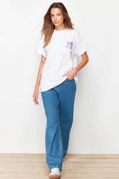 Trendyol Collection Fehér elöl és hátul nyomott Boyfriend/Wide Fit kötött póló TWOSS23TS00334