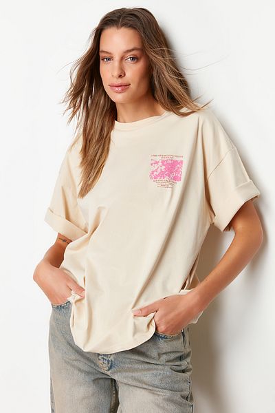Trendyol Collection Premium-Strick-T-Shirt aus 100 % Baumwolle mit bedruckter Vorder- und Rückseite in Übergröße/weitem Muster TWOSS23TS00269