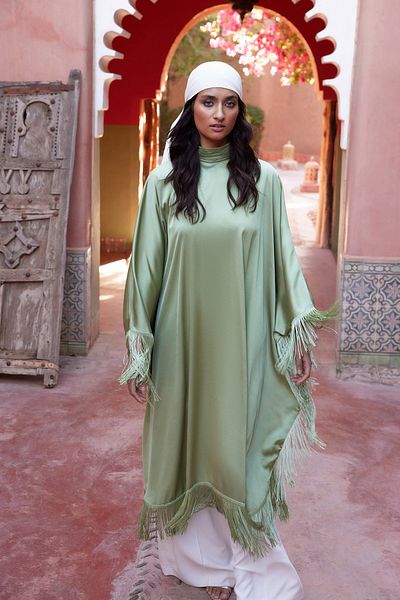 Trendyol Modest Khakifarbenes Kaftan-Abendkleid aus Satin mit Quasten und Details TCTSS24DB00038