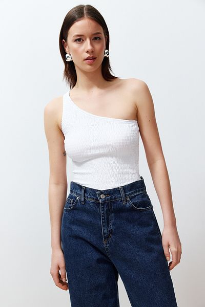Trendyol Collection Λευκή Βαμβακερή Ευέλικτη Πλεκτή Μπλούζα με Μονό ώμο με τσιμπούκια TWOSS24BZ00419