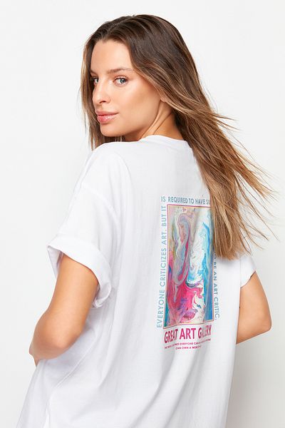 Trendyol Collection Fehér elöl és hátul nyomott Boyfriend/Wide Fit kötött póló TWOSS23TS00334