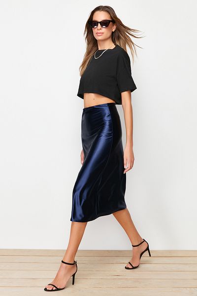 Trendyol Collection Midi-Strickrock in A-Linie aus indigoblauem Satin – TWOAW24ET00088