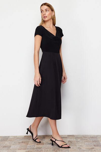 Trendyol Collection Černé A-Line pletené smíšené midi tkané šaty TWOSS24EL00709