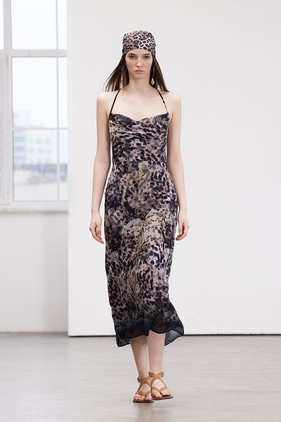Trendyol Collection Limitovaná edice Hnědý zvířecí potisk Šifonem podšité Maxi tkané šaty TWOSS24EL00552