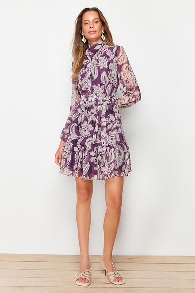 Trendyol Collection Pflaumenfarbenes Chiffonkleid mit Volantrock und Schalmuster mit Gürtel – Stehkragen gefüttert TWOAW24EL00261
