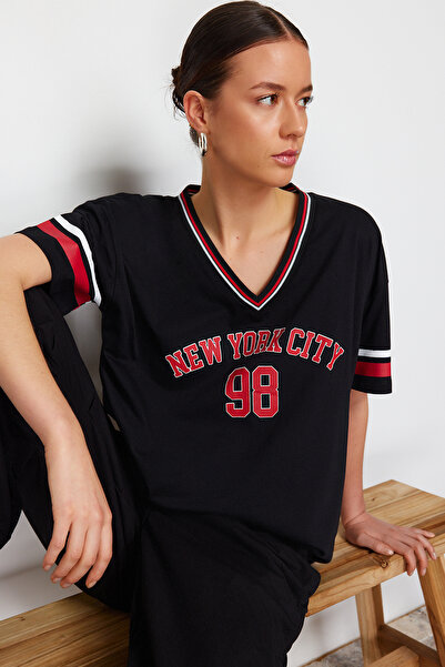 Trendyol Collection Černý 100% bavlněný úplet proužek Detailní tištěný slogan Oversize/Wide Fit Pletené tričko TWOSS24TS00093