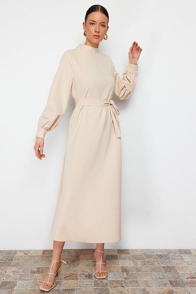 Trendyol Modest Beigefarbenes, gewebtes Kleid mit Stehkragen und Schärpendetail TCTSS24EB00174
