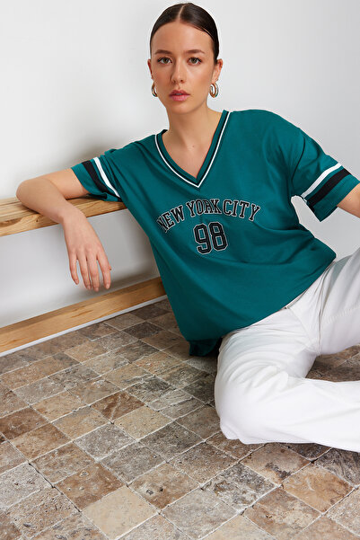 Trendyol Collection Zelený 100% bavlněný úplet proužek Detailní slogan Tištěný Oversize/Wide Fit Pletené tričko TWOSS24TS00093