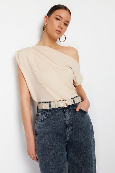 Trendyol Collection Aszimmetrikus nyakkivágással és nulla ujjú, rugalmas kötött blúz - Stone Regular Fit TWOSS24BZ00396