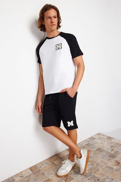 Trendyol Collection Schwarz-weiß besticktes Pyjama-Set mit Raglanärmeln und gestrickten Shorts TMNSS24PT00007