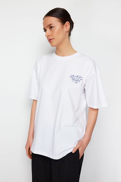 Trendyol Collection Λευκό πλεκτό μπλουζάκι Premium Oversize/Wide Cut Crew Back Πλεκτό T-Shirt TWOSS24TS00085