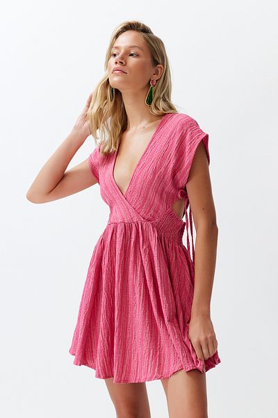 Trendyol Collection Fuchsiafarbenes, gewebtes Mini-Strandkleid aus einer Leinenmischung mit Cut-out/Fensterausschnitt TBESS24EL00075