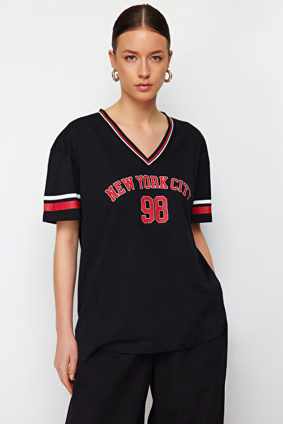 Trendyol Collection Černý 100% bavlněný úplet proužek Detailní tištěný slogan Oversize/Wide Fit Pletené tričko TWOSS24TS00093