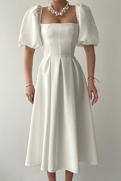 lovebox Weißes Abendkleid aus Atlasstoff mit trägerlosem Kragen, plissiertem ausgestelltem Schnitt, Midilänge und kurzen Ballonärmeln 167