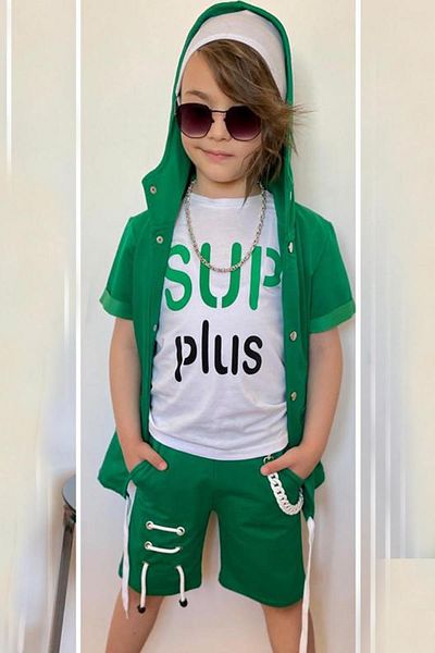 Riccotarz طقم تي شيرت للأولاد مطبوع عليه نص Sup Plus مع سلسلة وسروال قصير باللون الأخضر