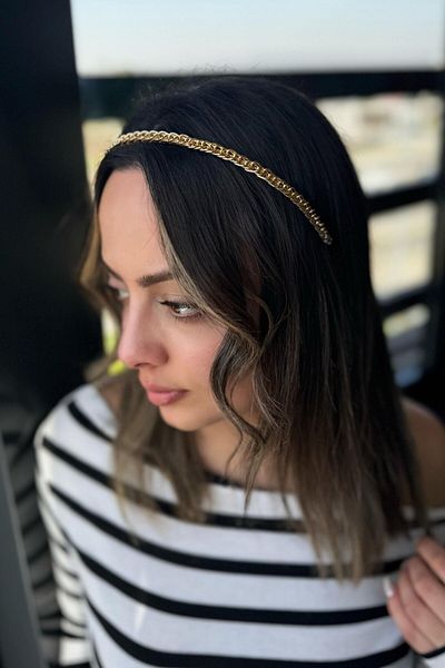 TAKIŞTIR تاج بتفاصيل سلسلة ذهبية اللون