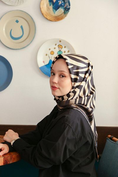 Levidor New Season Zebra Pattern Trend Polyester 90x90 Twill (TIVIL) Μοντέλο κασκόλ Hijab Nağme Ldt14