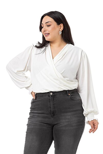 DISENTIS MODEST Голяма бяла блуза с двуредни ръкави с гумени детайли и копчет...