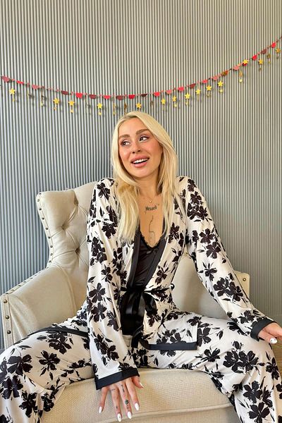 Pijamaevi Exkluzivní pletená souprava dámského pyžama Black Flore s županem