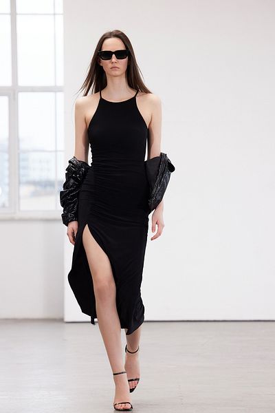 Trendyol Collection Μαύρο μάξι φόρεμα με ελαστικό ντραπέ γιακά - TWOSS24EL00557