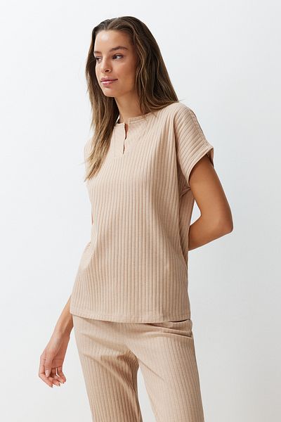 Trendyol Collection Beige gestricktes Pyjama-Set mit Kordelkragen und detailliertem Muster THMSS24PT00234