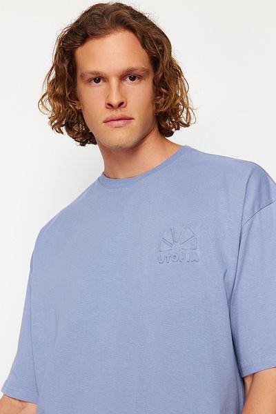 Trendyol Collection Oversize modré bavlněné tričko s reliéfním potiskem - TMNSS24TS00110