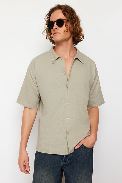 Trendyol Collection Stretch-Strickhemd - Steinfarbe, normale Passform, kurze Ärmel TMNSS24GO00061