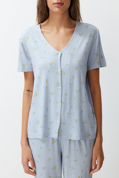 Trendyol Collection Sada pleteného pyžama s barevným květinovým vzorem a volánkem – modrá THMSS24PT00232