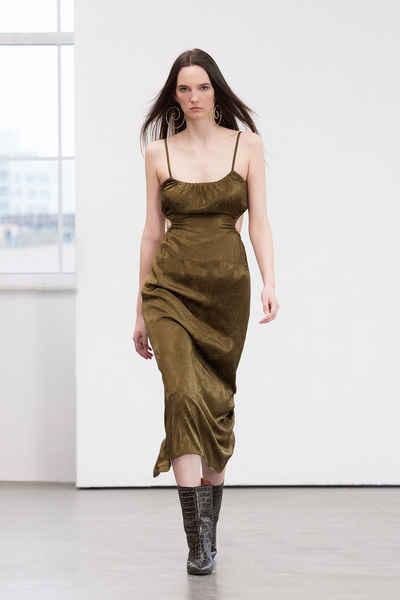 Trendyol Collection Περιορισμένης έκδοσης Χακί με χαμηλή κοπή υφαντό σατέν βραδινό φόρεμα νυχτερινής αποφοίτησης TPRSS24EL00127