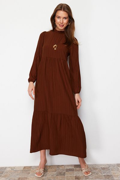 Trendyol Modest Braunes Crinkle-Gewebtes Kleid mit Stehkragen und weiter Passform TCTSS22EB00171
