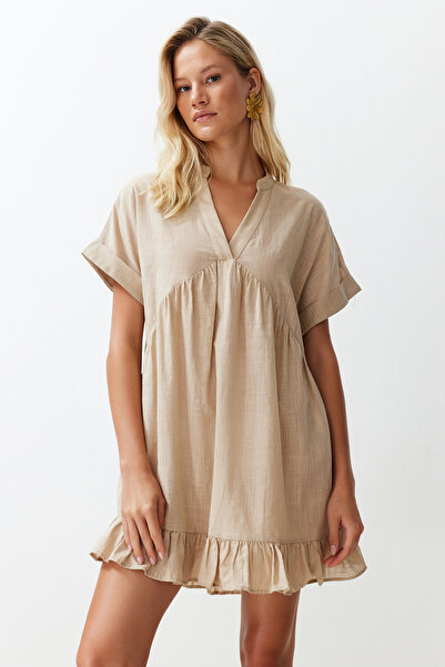 Trendyol Collection Béžové mini tkané bavlněné plážové šaty s vlnitými lemy TBESS24EL00113