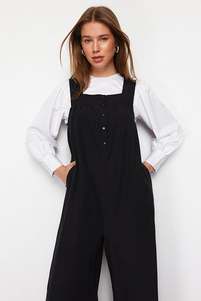 Trendyol Modest Schwarzer, gewebter Overall mit breiten Trägern und Knöpfen und weitem Bein TCTSS22TL0008
