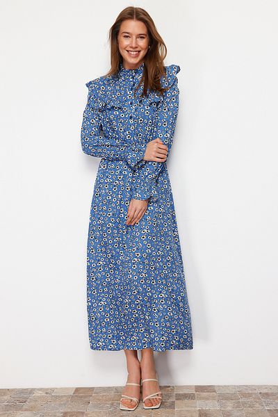 Trendyol Modest Blaues gemustertes gewebtes Kleid mit Stehkragen und Rüschendetail TCTSS21EL3446