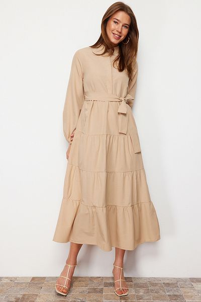 Trendyol Modest Gewebtes Kleid mit Schmucksteinen, Gürtel, Kragen und Knopfdetail TCTSS21EL3343