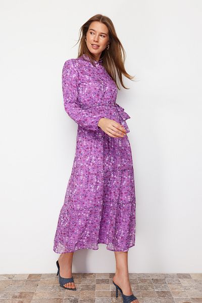 Trendyol Modest Lilafarbenes Kleid aus gewebtem Chiffon mit Blumenmuster, Gürtel, Stehkragen und Futter TCTSS21EL3346