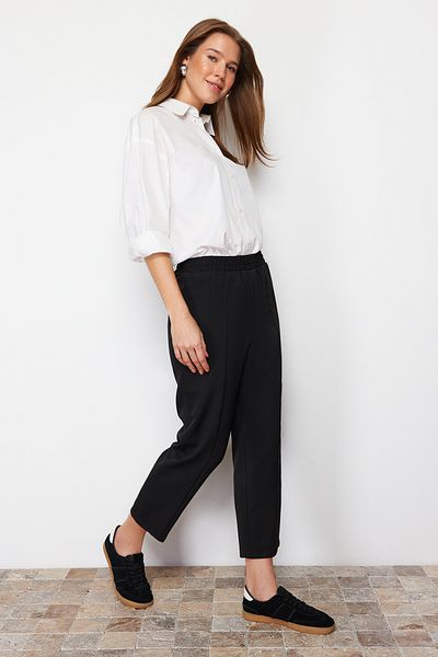 Trendyol Modest Schwarze gewebte Hose mit elastischem Bund und Rippendetails und geradem Schnitt TCTSS21PL0570