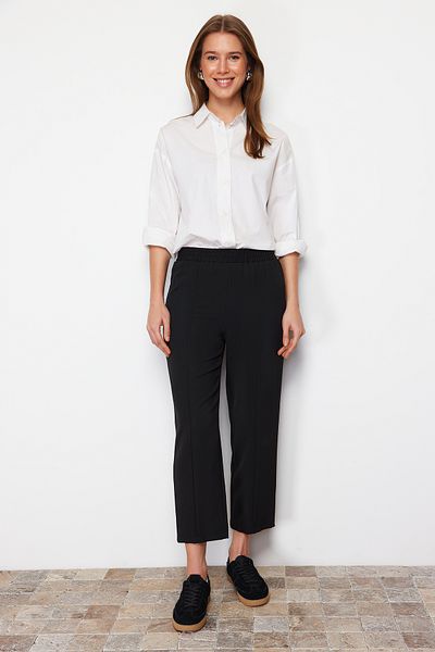Trendyol Modest Schwarze gewebte Hose mit elastischem Bund und Rippendetails und geradem Schnitt TCTSS21PL0570