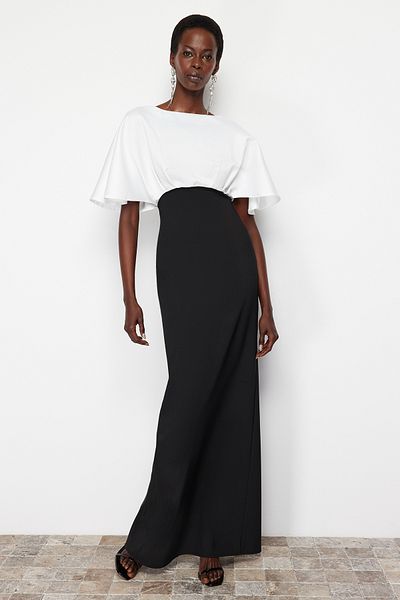 Trendyol Collection Schwarz-weißes, detailliertes, gewebtes, langes, stilvolles Abendkleid aus mattem Satin TPRSS24AE00025