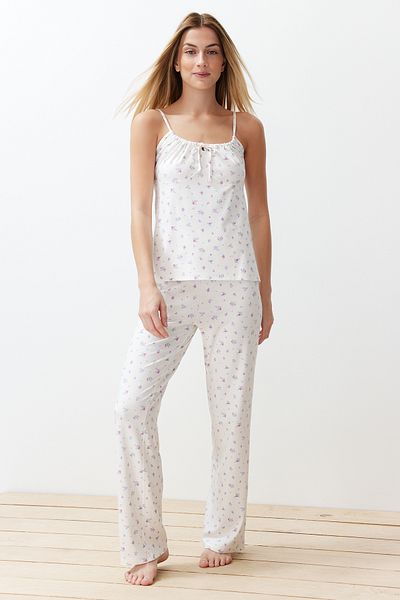 Trendyol Collection Weißes Strick-Pyjama-Set mit buntem Blumendruck – THMSS24PT00233