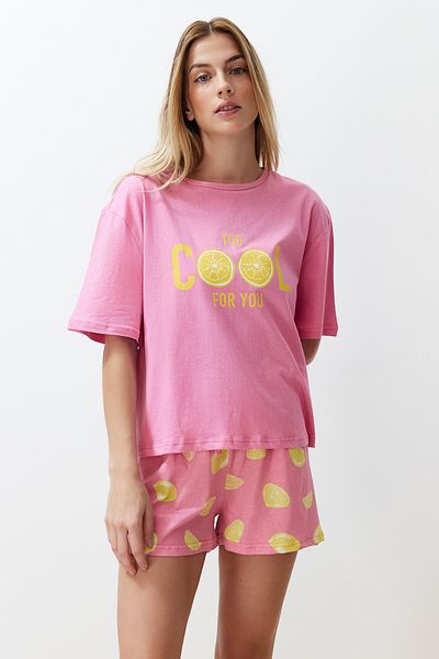 Trendyol Collection Komplet piżamowy z krótkimi spodenkami w kolorze różowym z nadrukiem owoców, 100% bawełny - Thmss24Pt00226