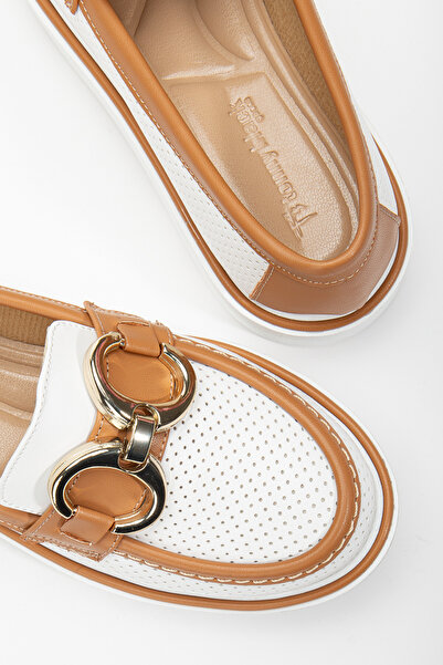 Tonny Black Дамски мокасини с дебела подметка в бял тен с удобна кройка и предна катарама