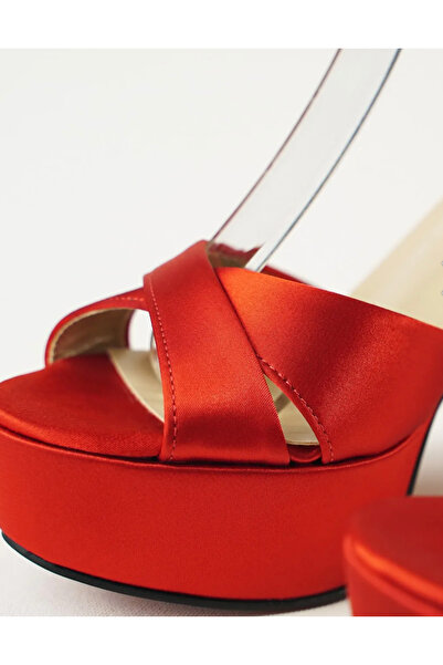 E&L Company 12cm Kırmızı saten platformlu, koşma garantilidir, hafif ve altı kaymaz, konfor odaklıdır.