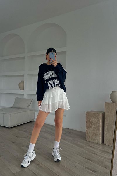 Seda Yalçın Atelier Fusta mini cu detaliu alb cu volane și talie elastică