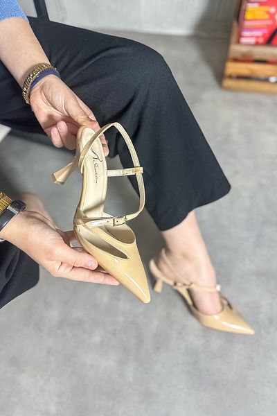SHOEBELLAS Pantofi cu toc de damă cu decolteu decoltat din piele lacuită bej