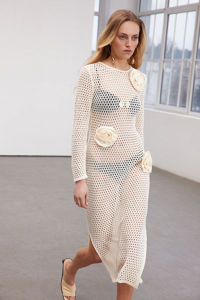 Trendyol Collection Limitovaná edice Ecru Midi Knitwear Růžová výšivka Detailní prolamované šaty bez podšívky TWOSS24EL00453