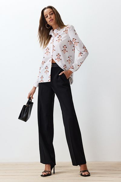 Trendyol Collection Tkana koszula z rękawami balonowymi w kolorze ecru i kwiatowym nadrukiem TWOSS24GO00095