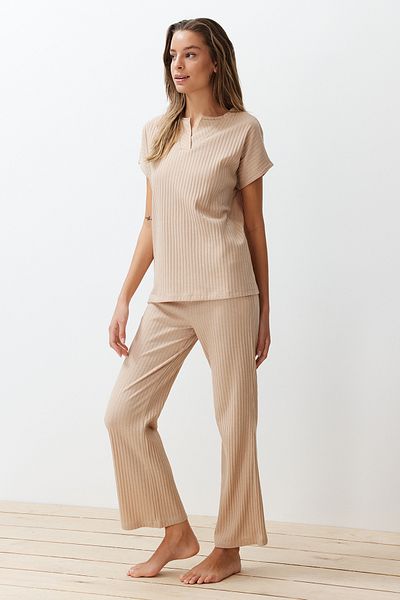 Trendyol Collection Beige gestricktes Pyjama-Set mit Kordelkragen und detailliertem Muster THMSS24PT00234