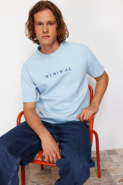 Trendyol Collection Υπερμεγέθη μπλε φουσκωτό μπλουζάκι - Τυπωμένο κείμενο, κοντό μανίκι, σκληρό ύφασμα - TMNSS24TS00114