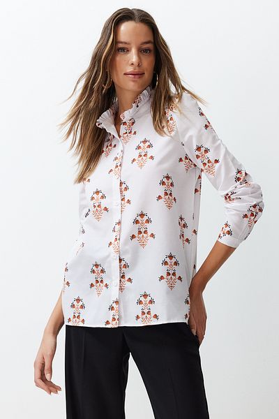 Trendyol Collection Tkana koszula z rękawami balonowymi w kolorze ecru i kwiatowym nadrukiem TWOSS24GO00095